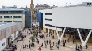 Beasiswa University of Huddersfield 2025: Kesempatan Belajar di Inggris untuk Mahasiswa Internasional
