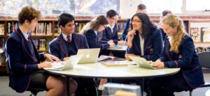 Memilih Teman Sekelas: Membangun Jaringan Dukungan di Lingkungan Akademik